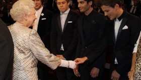 Los One Direction conocen a la reina de Inglaterra