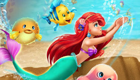 La sirenita Ariel nadando