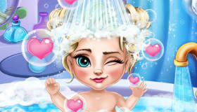 La bebé Elsa se baña